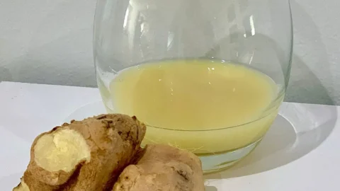 The-Foodie-Footballer-Ginger-Lemon-Turmeric-and-Black-Pepper-Immunity-Boosting-Shots